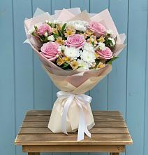 Букет цветов из:  Гвоздики, Орхидеи и Розы в Кобралово