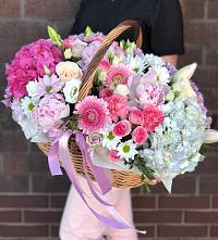 Композиция солнечный день в Кобралово Цветочная композиция из Розы, Хризантемы, Пионы и Лизиантусы в корзине в Кобралово