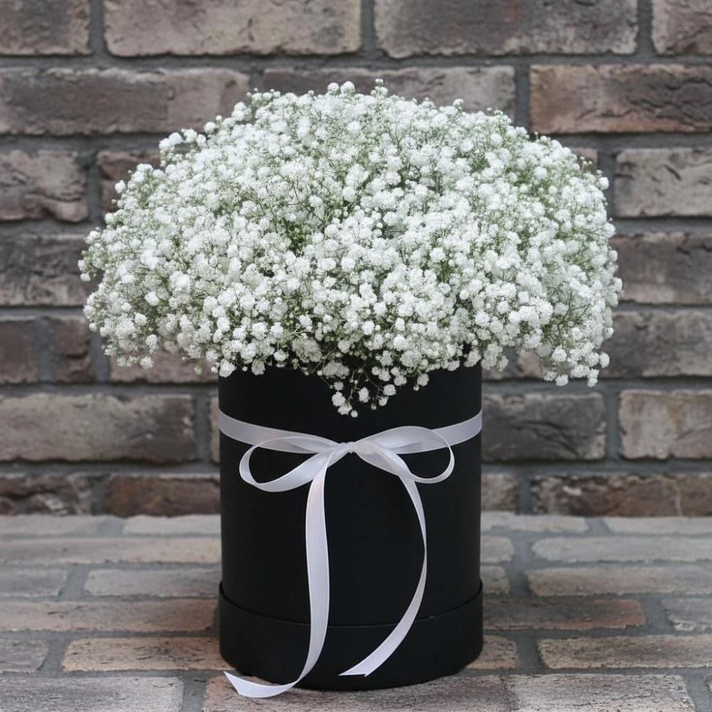 Цветочная композиция из Гипсофила в шляпной коробке в Кобралово