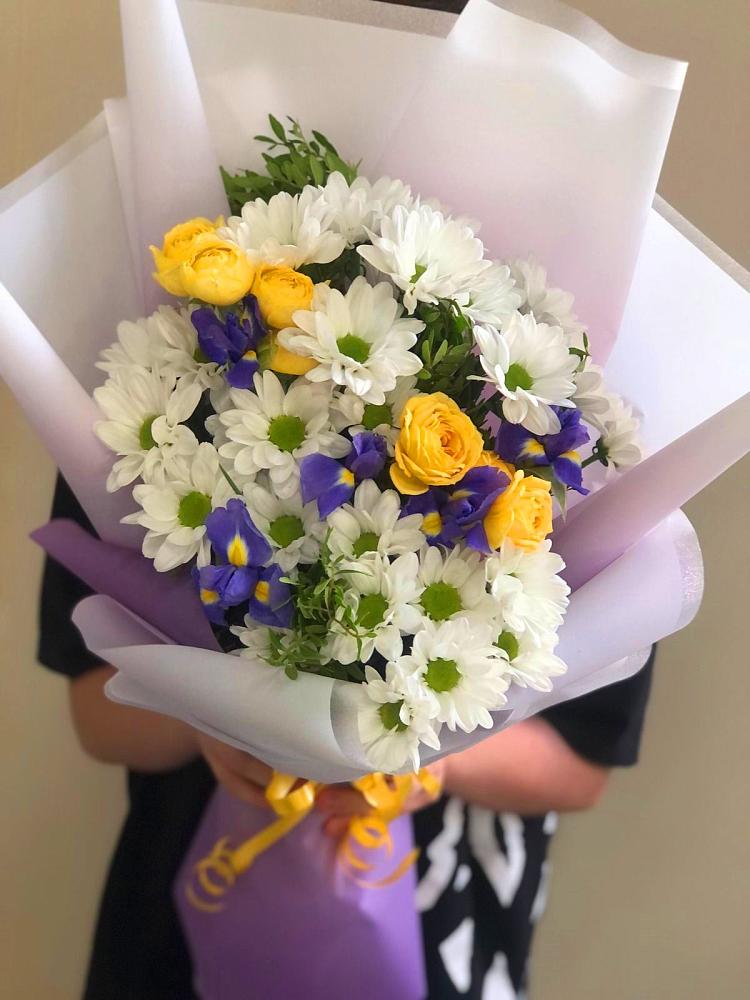 Букет цветов из: Ирисы, Хризантемы и Розы в Кобралово