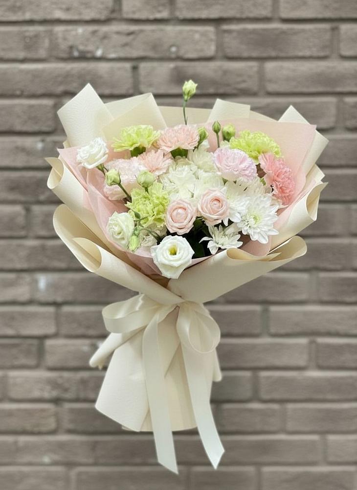 Букет цветов из: Гвоздики, Розы, Лизиантусы и Хризантемы в Кобралово