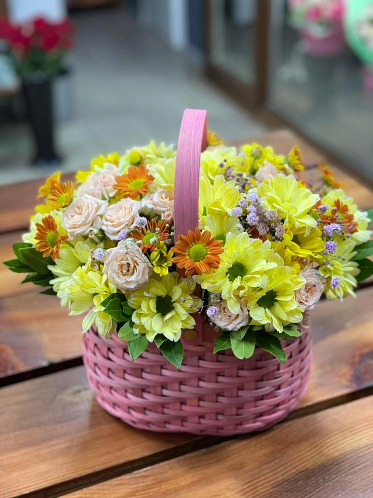 Цветочная композиция из Хризантемы и Розы в корзине в Кобралово