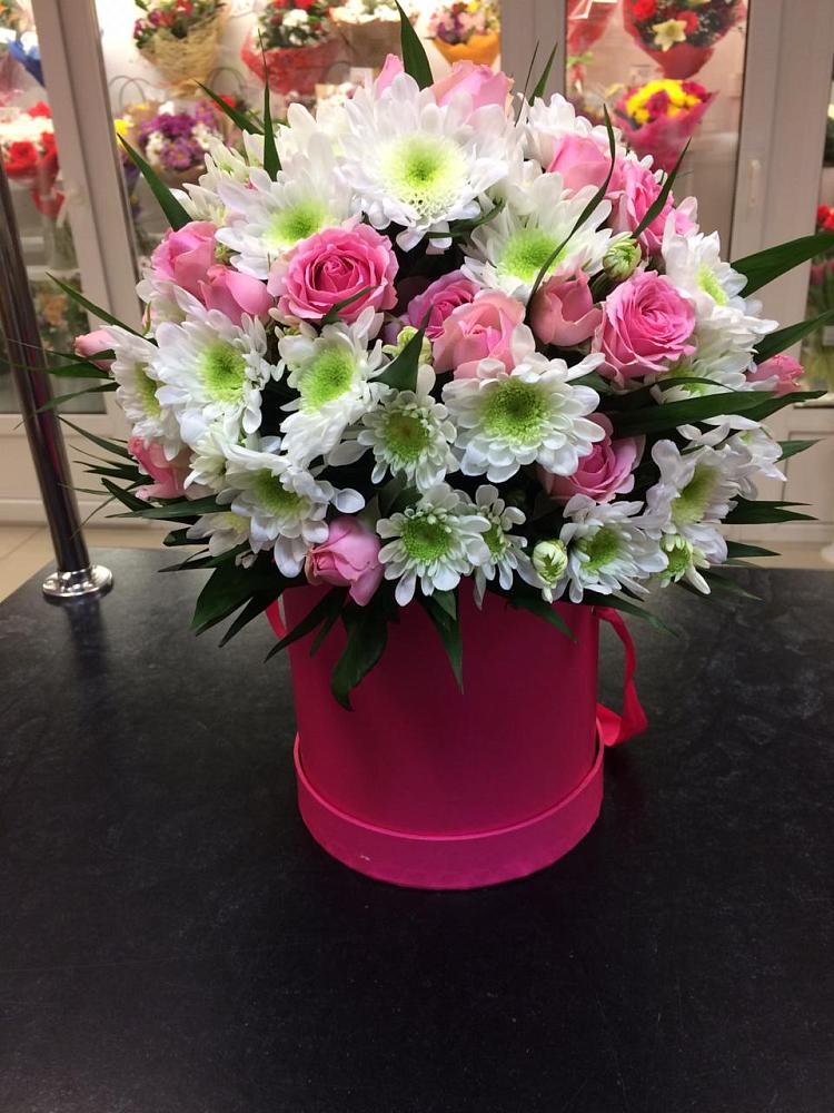 Цветочная композиция из Розы и Хризантемы в шляпной коробке в Кобралово