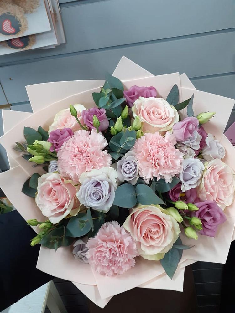 Букет цветов из: Розы, Гвоздики и Лизиантусы в Кобралово